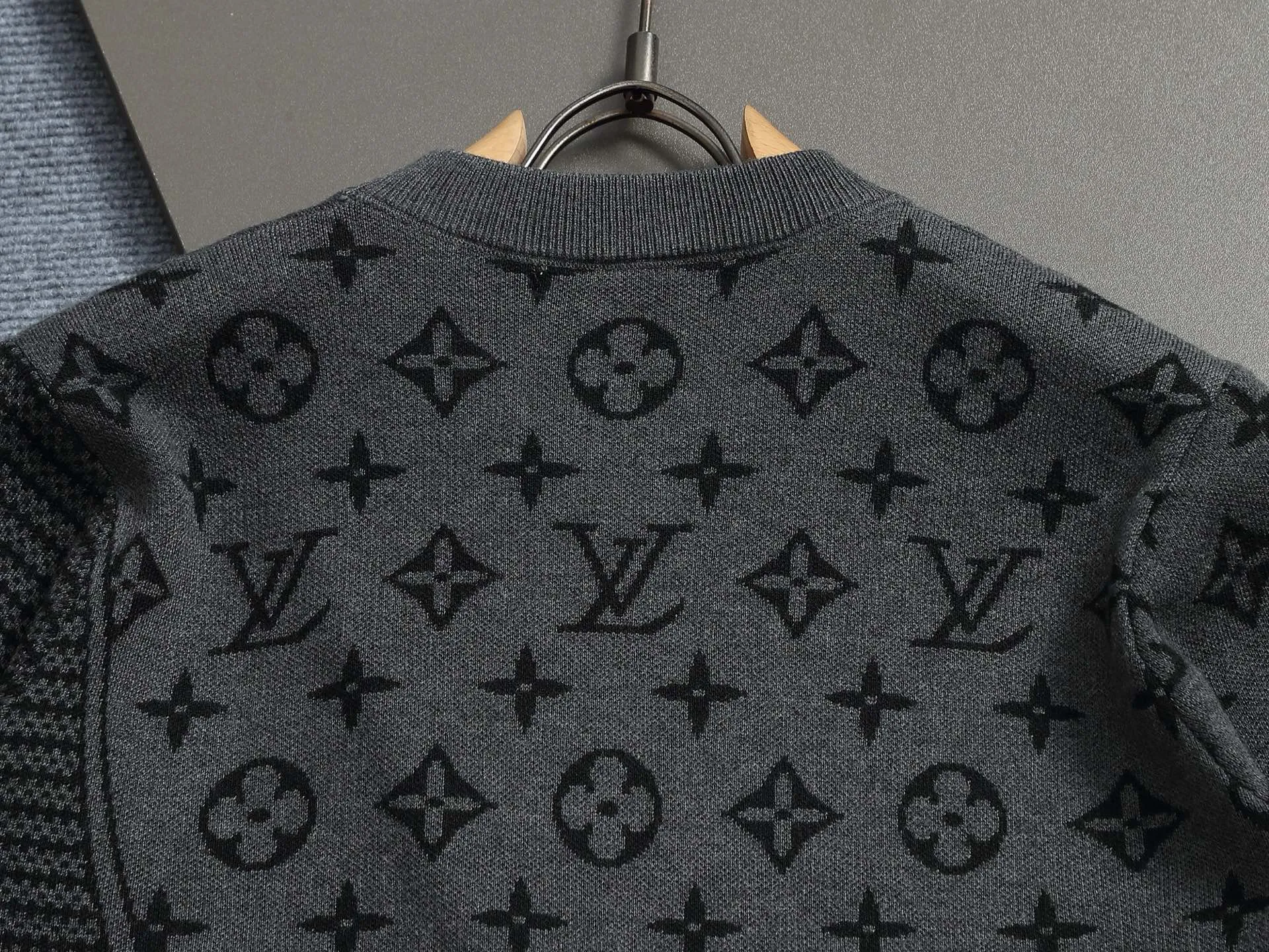 🅿️220 Louis Vuitton/Louis Vuitton Sweater jacquard towel embroidery The large logo is exquisitely upgraded, inspired by the retro embroidery of the 1980s. The original fabric is the same as the official short-sleeved T-shirt. The fabric is dyed in the same vat. It feels very comfortable. The latest brick cabinet synchronization for spring and summer. Fashionable and personalized. Super versatile and good-looking. It is very suitable for both men and women. A must-have for everyone. Hang tag. Collar label. Washed wheat. Complete with three labels. Color: Black Size: S M L XL
